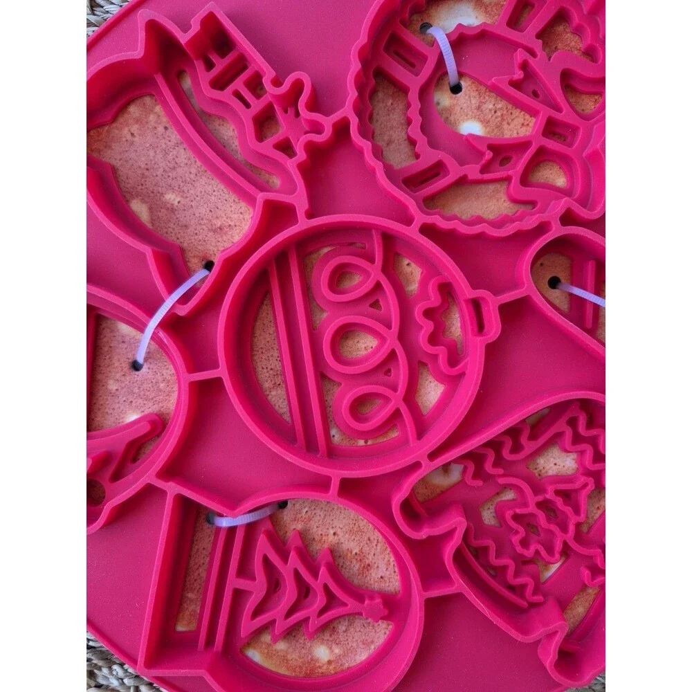 CWC Red Silicone Christmas-Themed 7 inch Pancake and Egg Mold For 7 Shapes